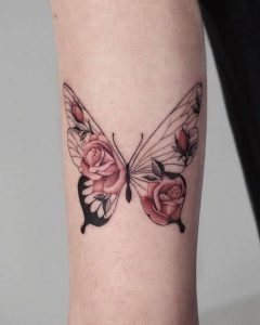 Tatuagem de borboleta colorida e delicada