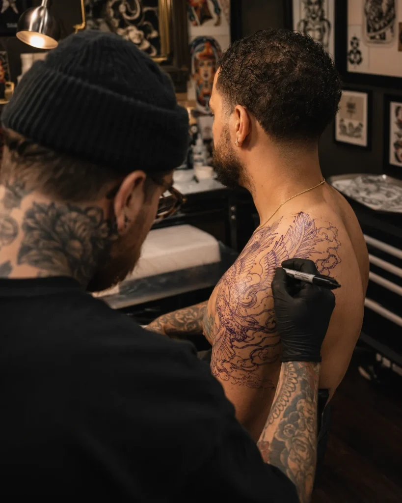 11-tatuagens-femininas-no-ombro-inspiracoes-delicadas-e-estilosas-4