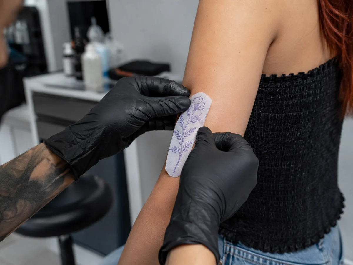 Tatuagens femininas delicadas: ideias, estilos e cuidados antes de tatuar - imagem 7