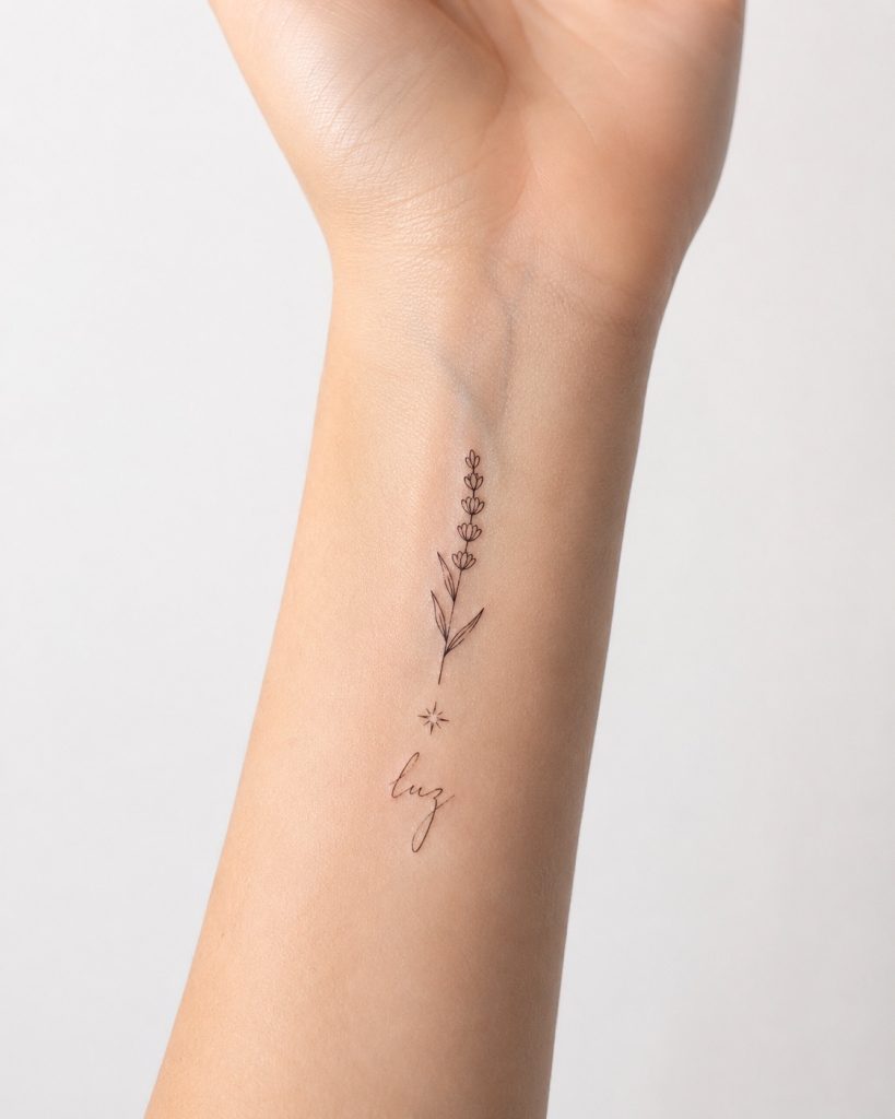 Tatuagem de palavra curta e fina no pulso
