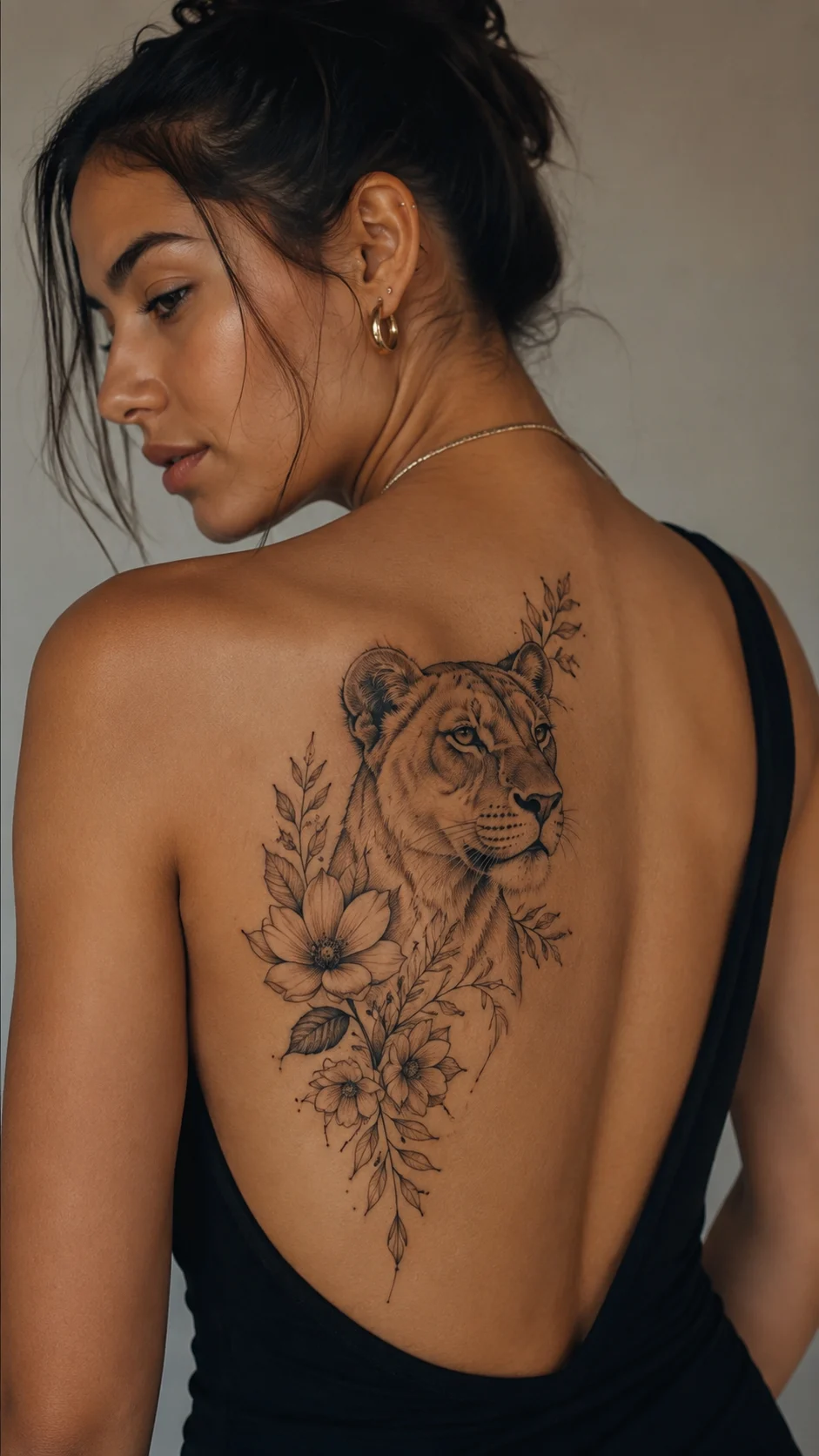 Artista a preparar esboços de tatuagem de leoa em estúdio.