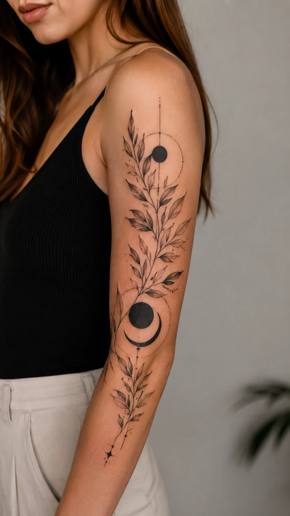 Braço com tatuagem em forma de bracelete, com aspeto de joia.