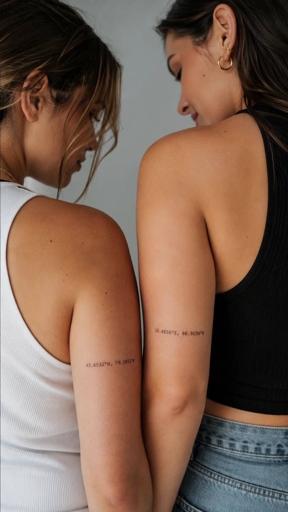 Dois pulsos com tatuagens minimalistas de corações complementares.