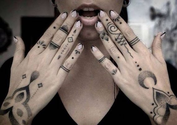 Descubra estas 20 fantásticas tatuagens nas mãos para você se inspirar