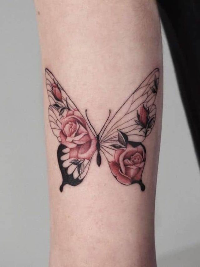 Tatuagem de borboleta colorida e delicada