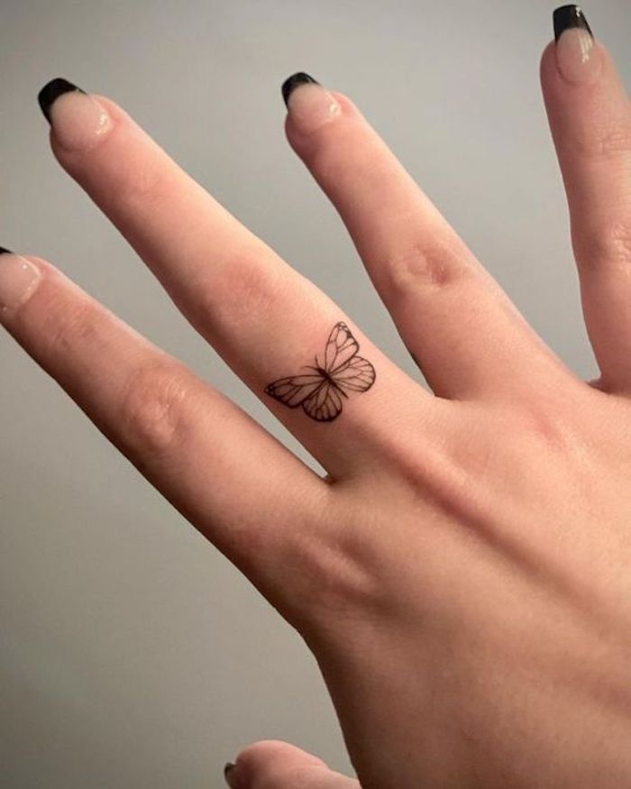 tatuagem de borboleta no dedo