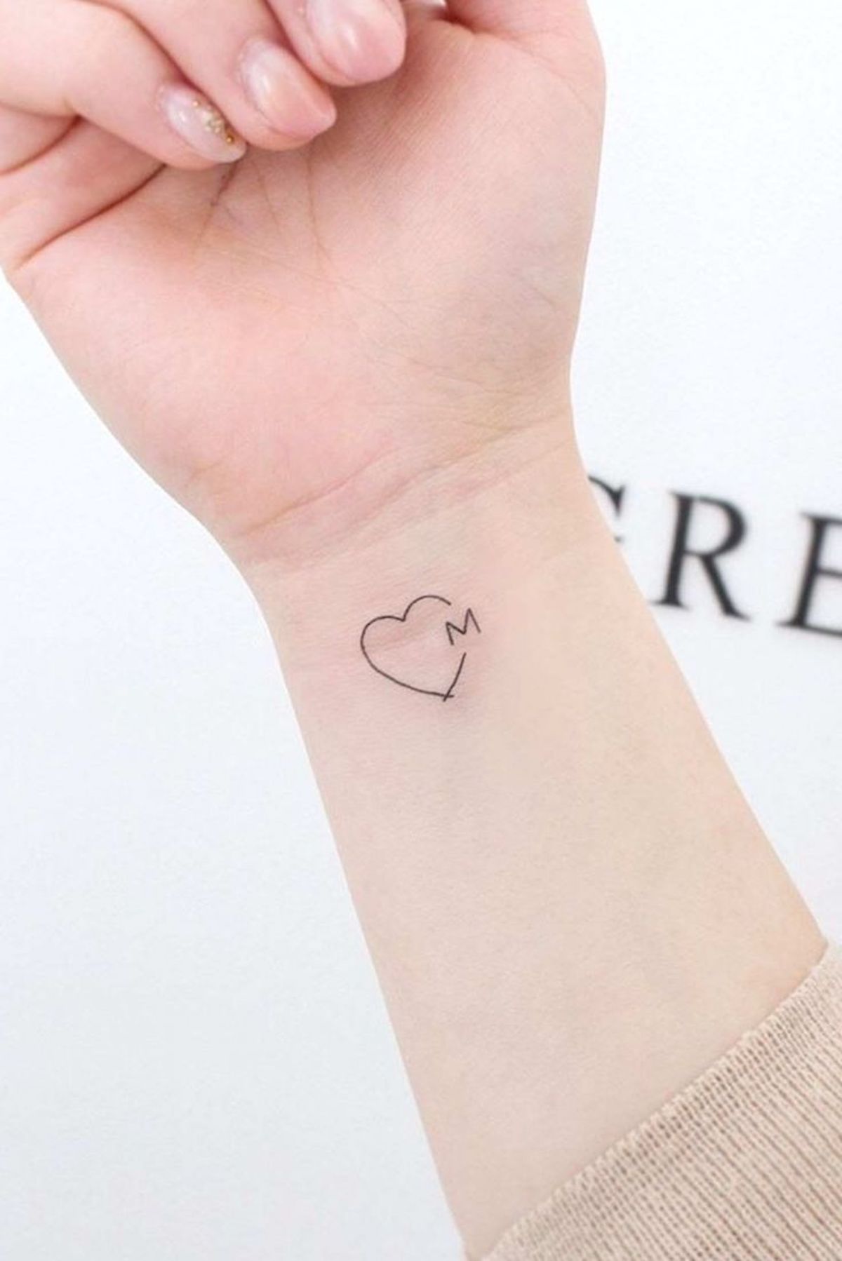 Descubra como as tatuagens femininas minimalistas realçam a beleza