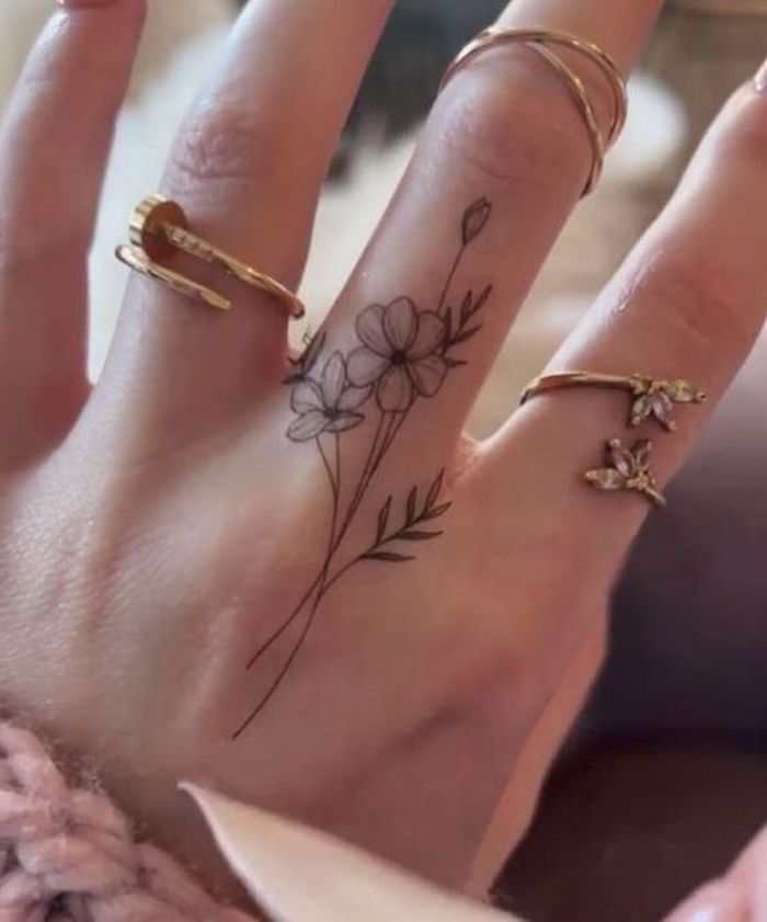 Mãos Femininas: O Palco das Tatuagens Delicadas - 123 Tatuagens