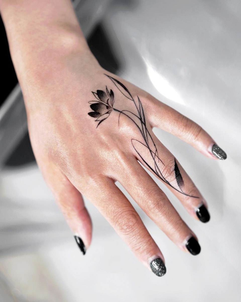 As mais lindas tatuagens na mão feminina
