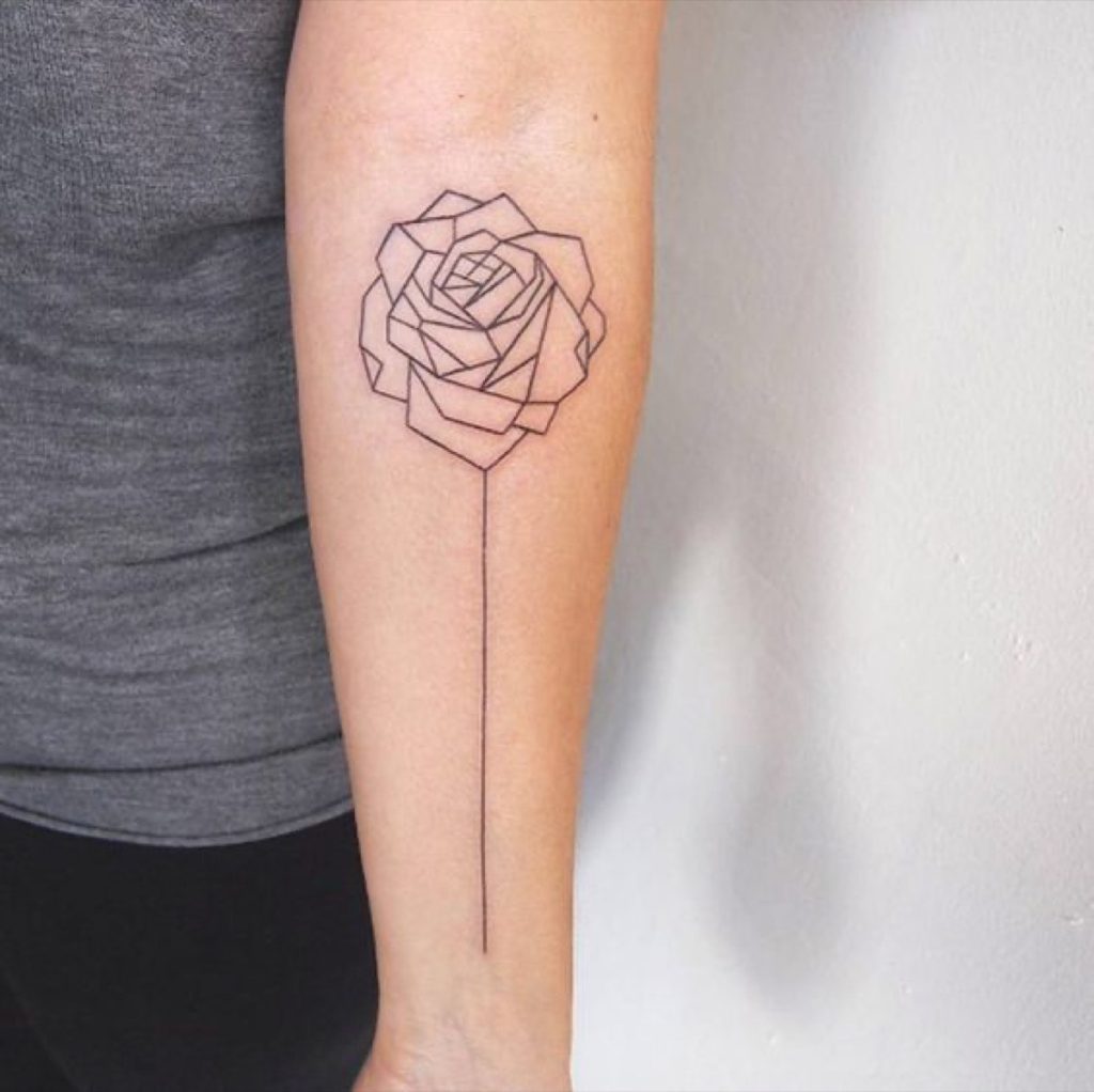 Tatuagem de rosa geométrica