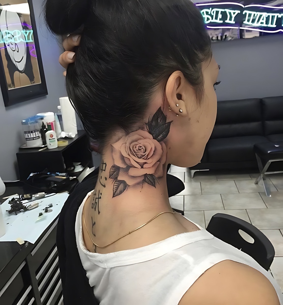 10 Inspirações Incríveis para Tatuagens Florais no Pescoço Feminino - 123  Tatuagens