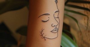 Tatuagem feminina minimalista de rosto em linha