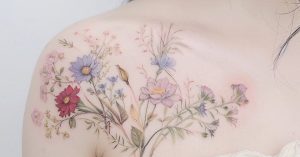 Tatuagem floral elegante no ombro