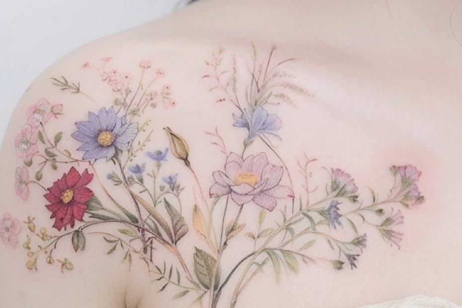 Tatuagem floral elegante no ombro