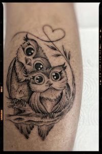 TAtuagem feminina de coruja