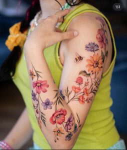 Tatuagens femininas florais coloridas_24