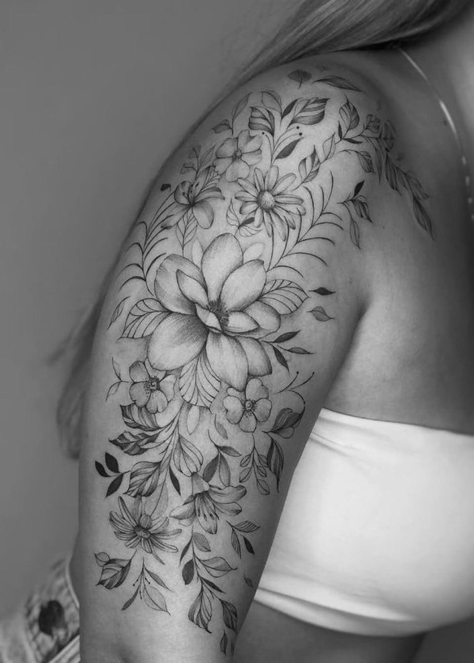12 Ideias Lindas de Tatuagens Florais Para Ombro e Braço - 123 Tatuagens