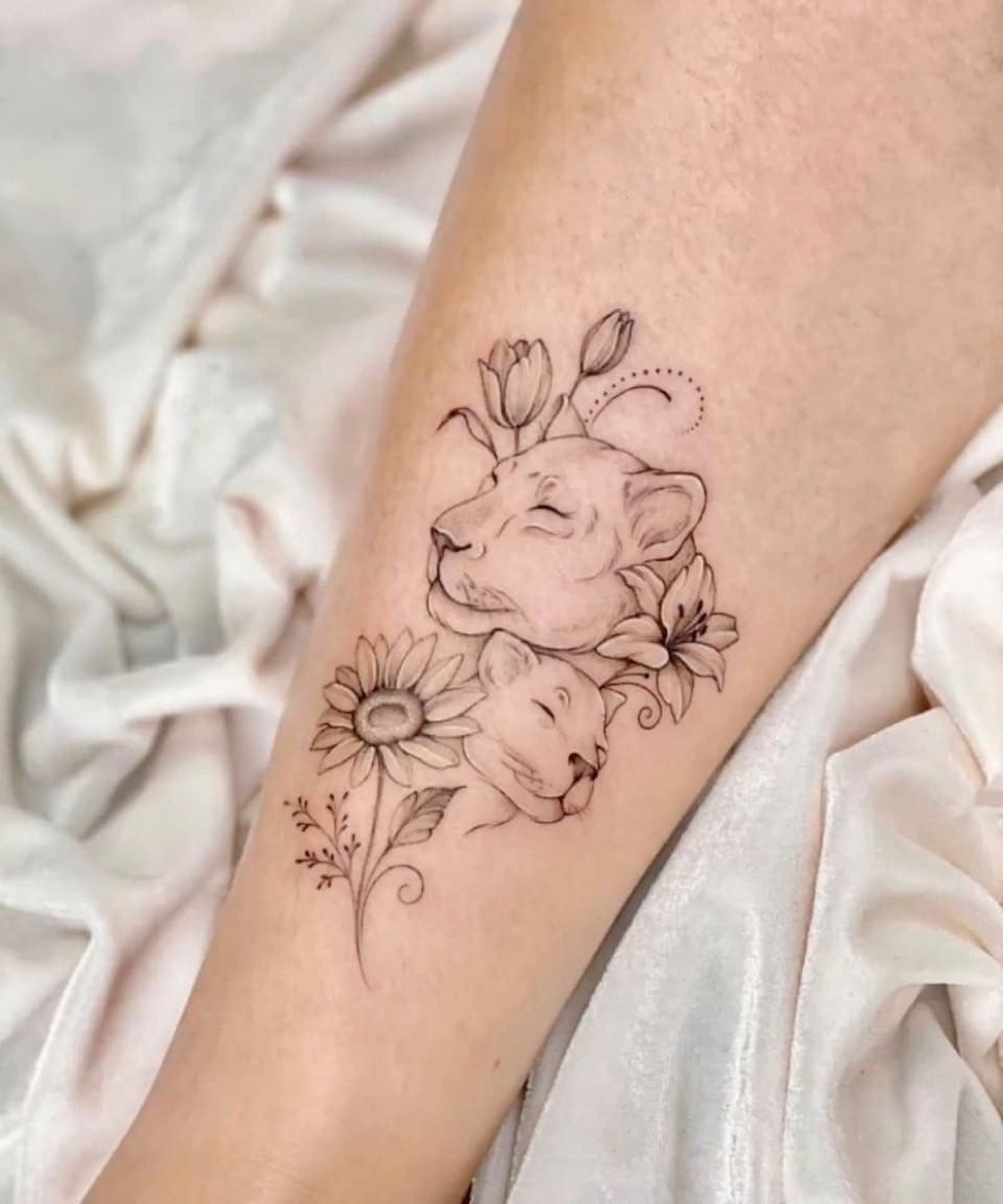 11 Tatuagens de Leoas e Filhotes: A Força Feminina em Arte - 123 Tatuagens