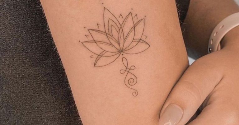 17 Tatuagens Femininas de Flor de Lótus: Delicadeza e Profundidade no Traço Fino