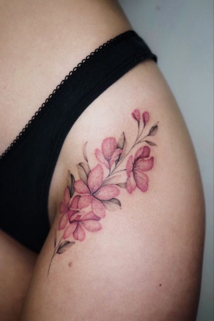 17 Tatuagens Femininas na Anca: Sensualidade e Personalidade em Cada Detalhe