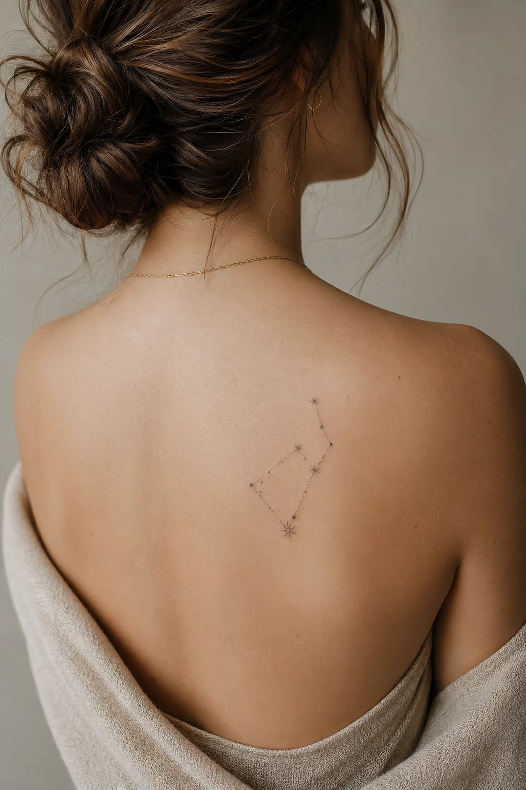 Tatuagem feminina de lua e estrelas no tornozelo em close-up editorial