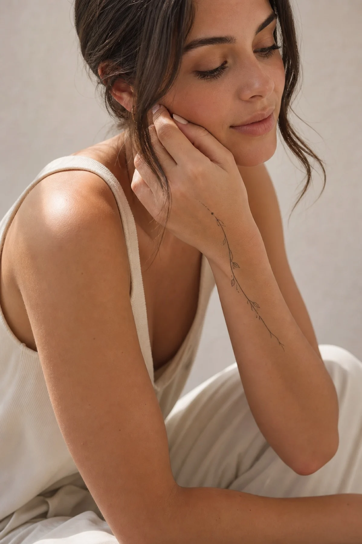Tatuagem feminina na mão com transição suave do punho para a lateral da mão