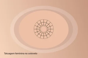 Tatuagem feminina no cotovelo com desenho ornamental delicado em traço fino