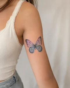 Tatuagem de Borboleta Colorida no Braço: Inspirações Femininas