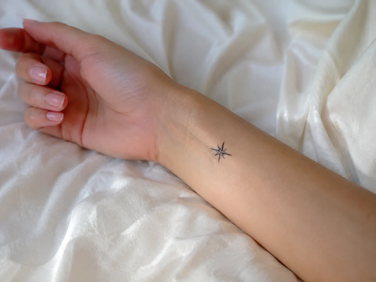 Tatuagens femininas com significado: símbolos, flores, frases e escolhas pessoais - imagem 7