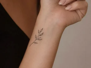 Tatuagens femininas delicadas: ideias, estilos e cuidados antes de tatuar
