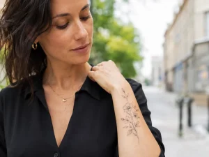 Tatuagens femininas no braço: inspirações para antebraço, pulso e ombro
