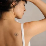 Olho grego: significado da tatuagem de proteção e ideias discretas
