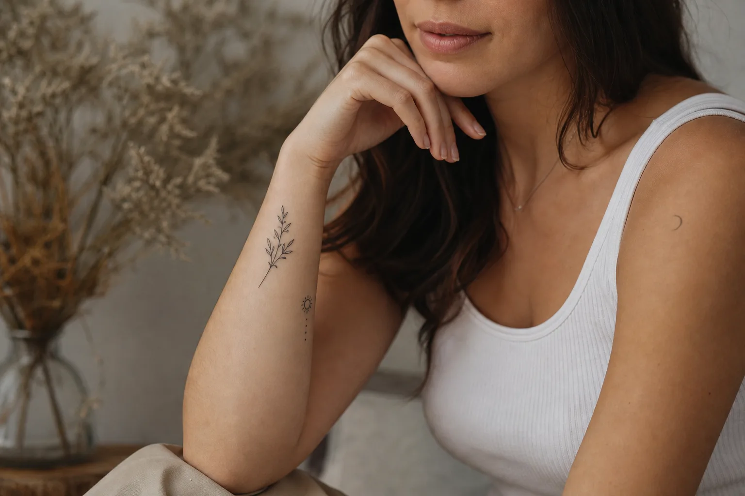 Tatuagem minimalista no braço feminina: ideias, estilos e cuidados