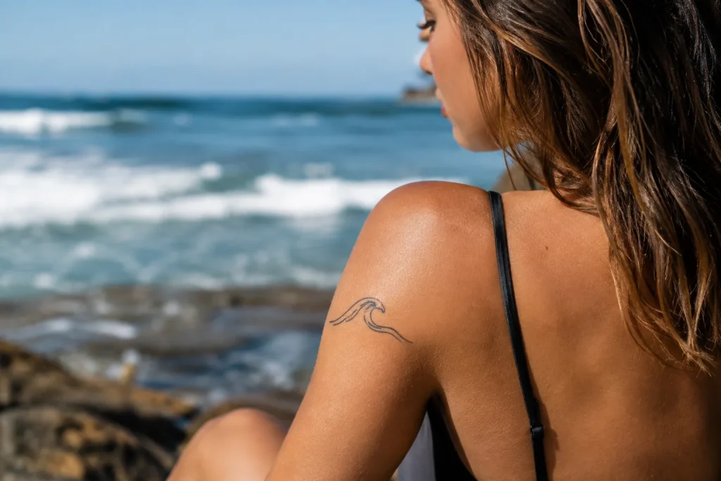 Tatuagem de onda: significados e melhores lugares do corpo