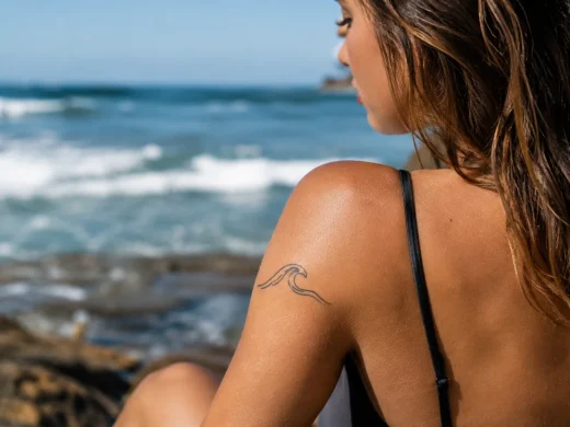 Tatuagem de onda: significados e melhores lugares do corpo